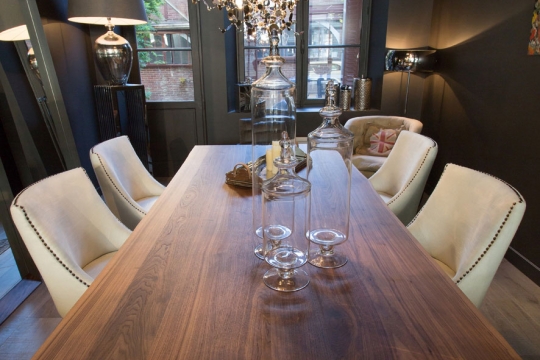 salle à manger chic et intemporel_chaises en cuir et tissu_IDKREA, Rennes Décoration d’intérieur unique et personnalisée – IDKrea, Rennes
